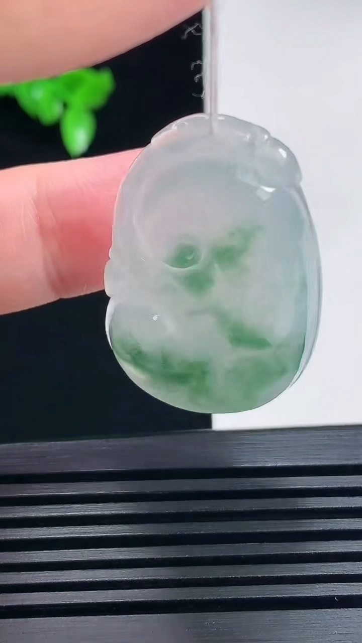 天然A货翡翠飘花如意吊坠，尺寸39-23-5.5 重量:9.43g
6月26日