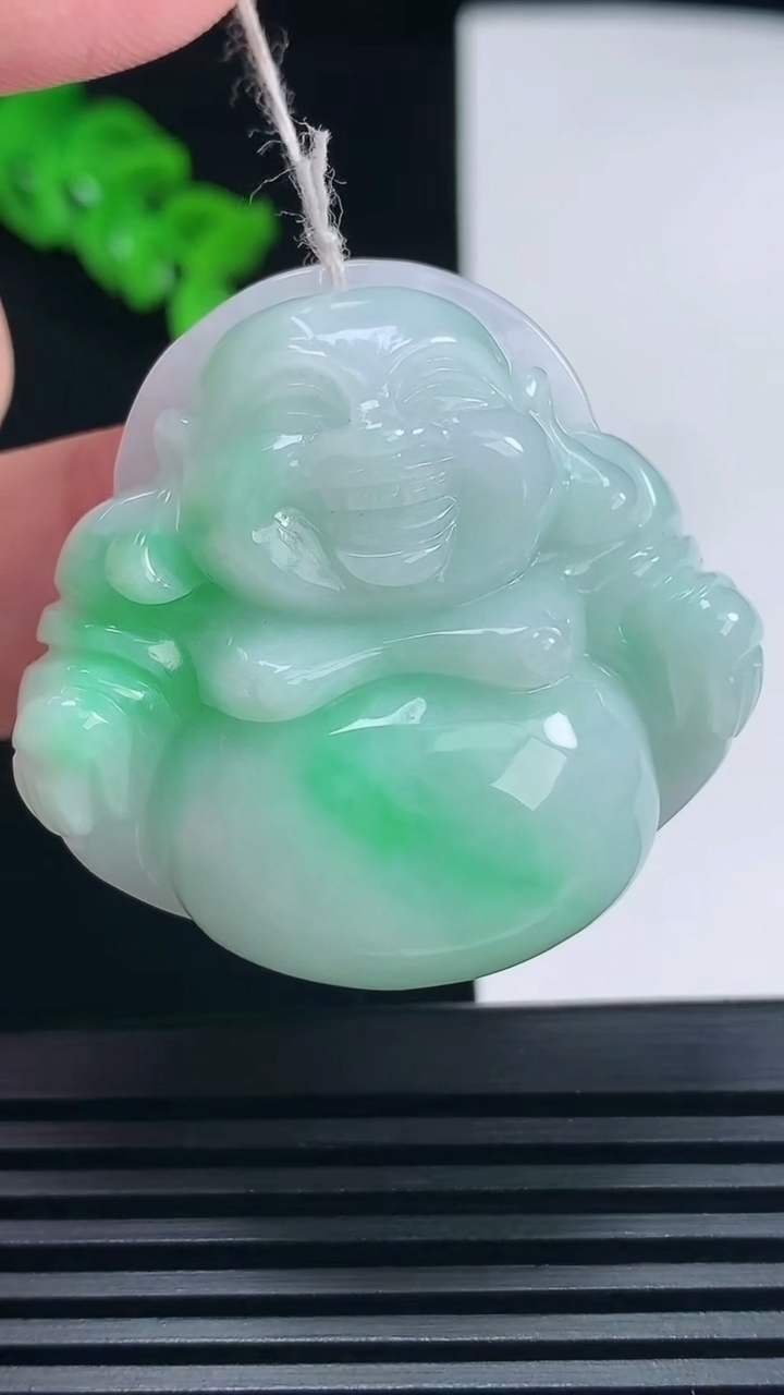 天然A货翡翠佛公吊坠，尺寸36-39.5-13 重量:27.89g
6月26日