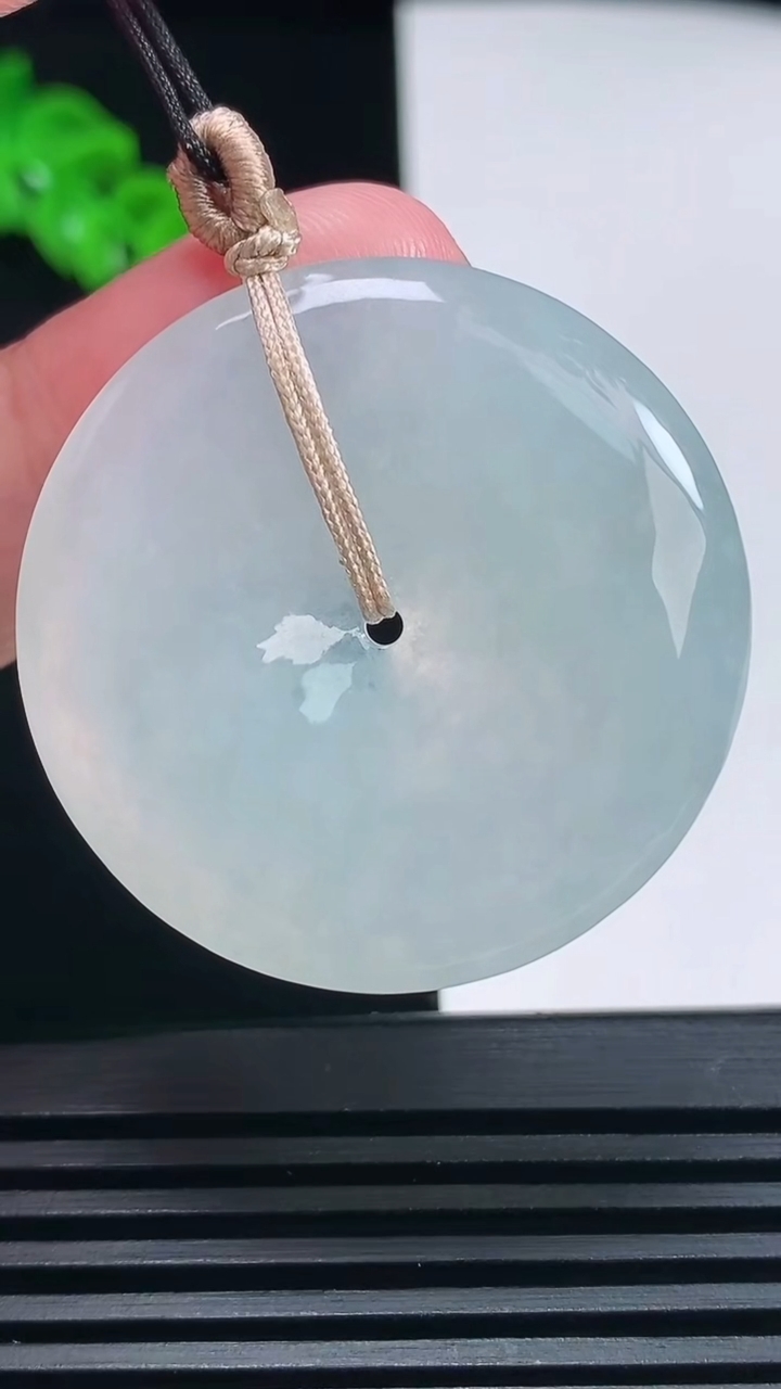 天然A货翡翠平安扣吊坠，尺寸36.6-5.8 重量:17.20g
6月26日