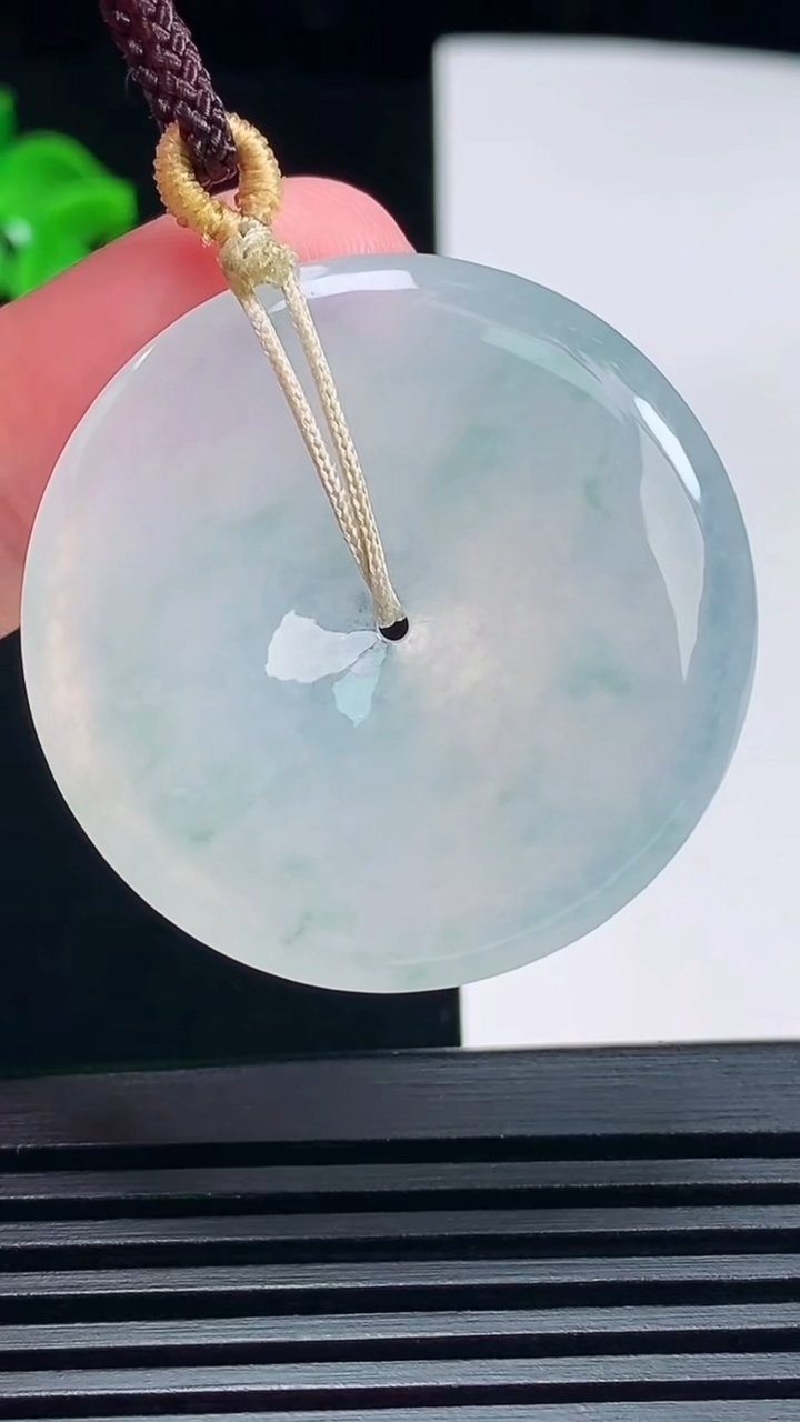 天然A货翡翠冰种飘花平安扣吊坠，尺寸36-5.5 重量:16.02g
6月26日