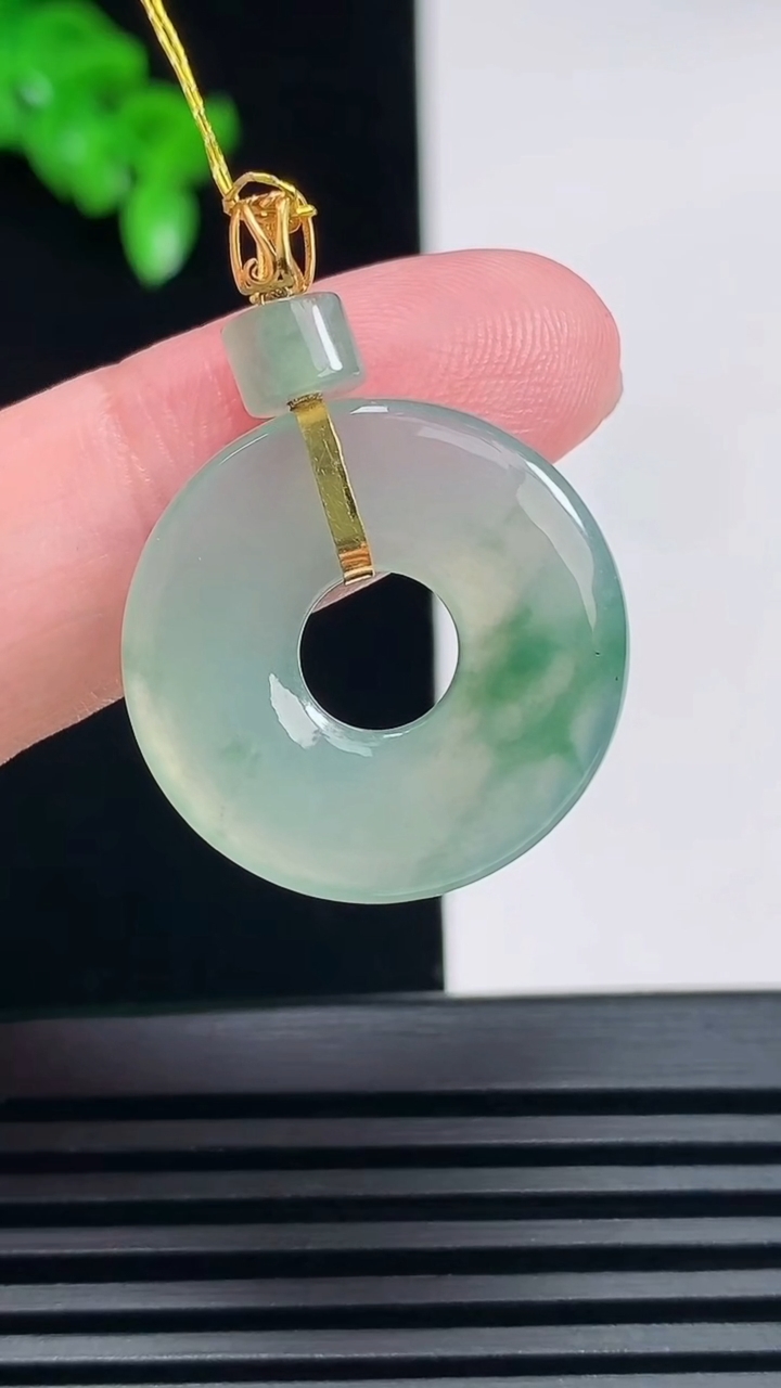 天然A货翡翠种飘花平安环吊坠，尺寸30-22.5-3.5 重量:4.00g
6月26日