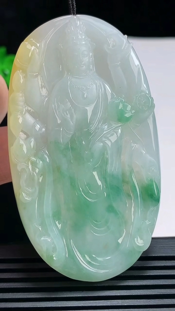 天然A货翡翠千手观音菩萨吊坠，尺寸70-40.2-5.6 重量:34.67g
6月26日