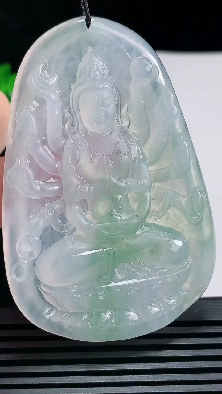 天然A货翡翠千手观音菩萨吊坠，尺寸69.6-46.5-5.5 重量:32.98g
6月26日