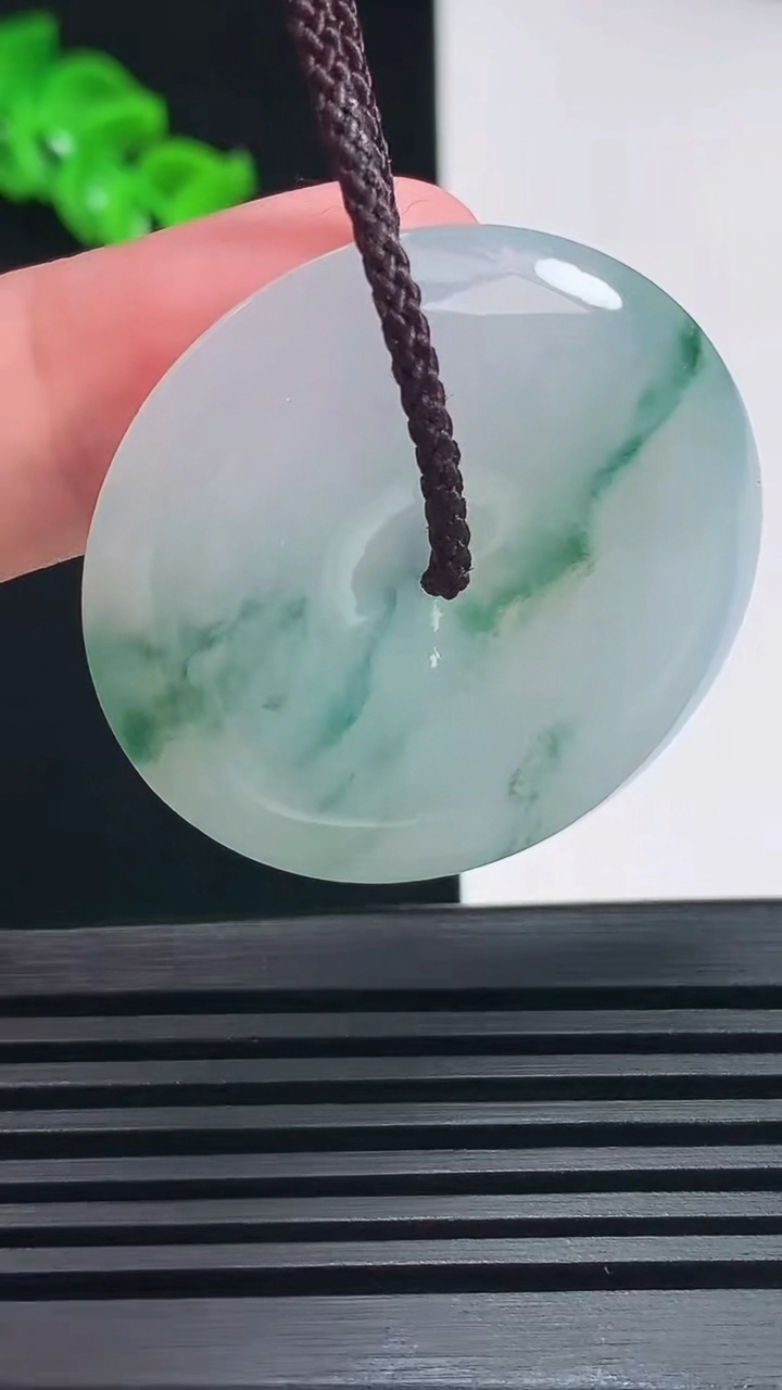 天然A货翡翠冰种飘花平安扣吊坠，尺寸37-5.8 重量:18.27g
6月26日