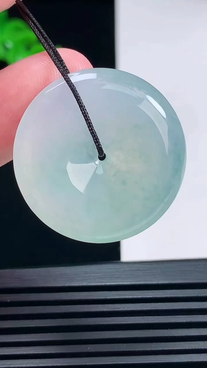 天然A货翡翠平安扣吊坠，尺寸29.6-5.5 重量:10.23g
6月26日