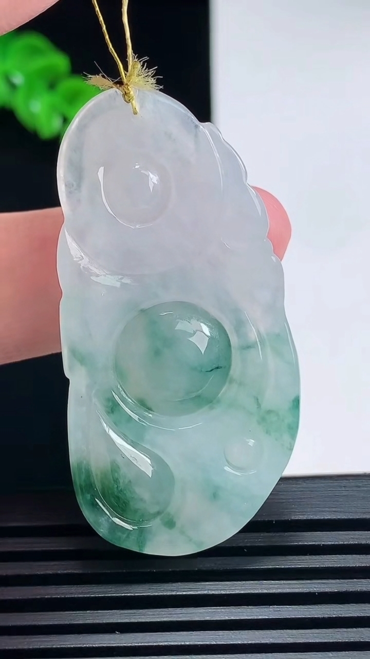 天然A货翡翠飘花布袋佛吊坠，尺寸49-24.5-6.2 重量:13.02g
6月26日