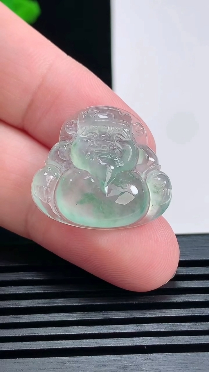 天然A货翡翠种飘花财神爷镶嵌件，尺寸22.5-25-6 重量:5.00g
6月26日