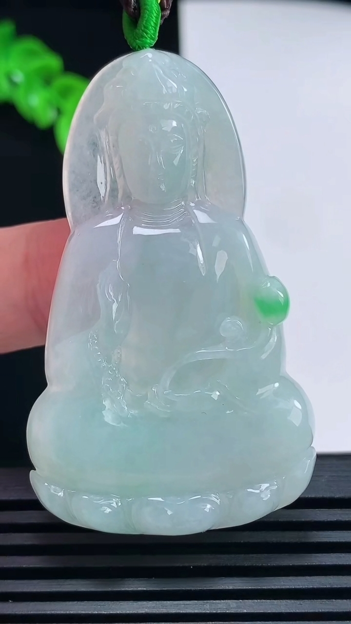 天然A货翡翠大势至菩萨吊坠，尺寸56-33.5-5.2 重量:18.03g
6月26日