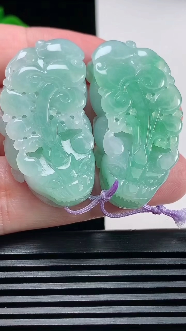 天然A货翡翠貔貅吊坠一对，尺寸42.5-21-9.6 重量:38.62g
6月26日