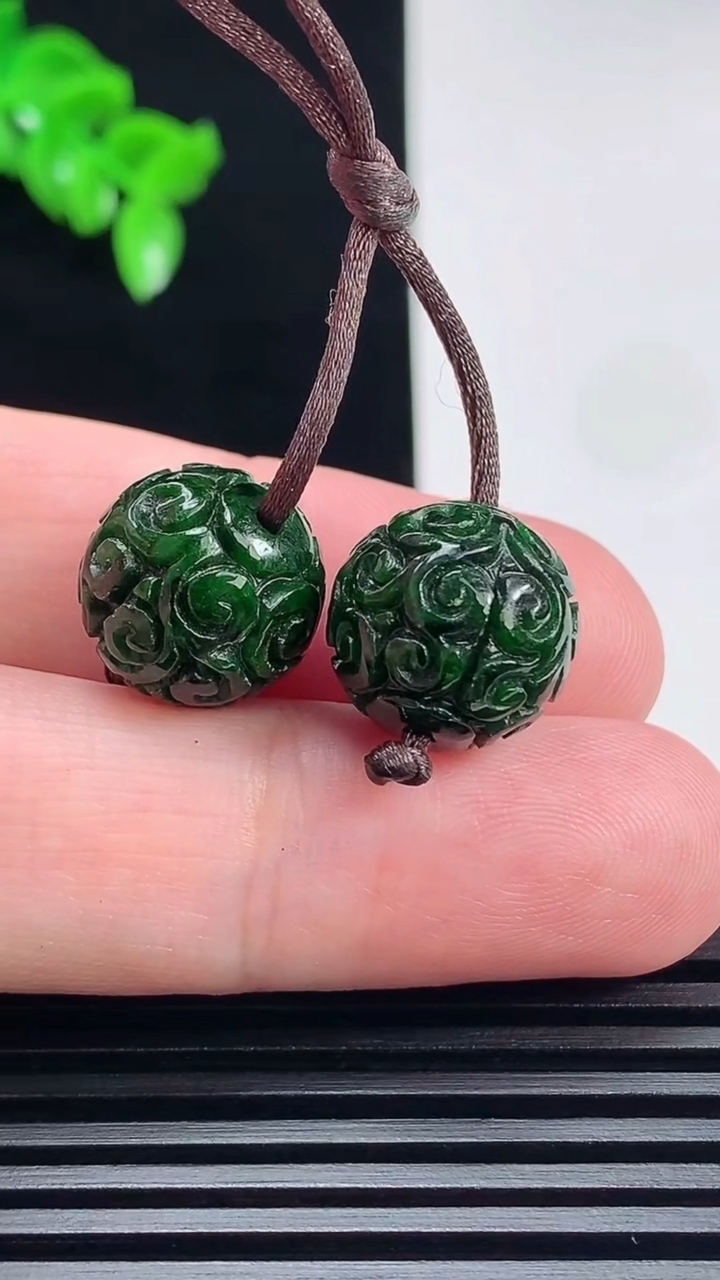 天然A货翡翠雕花圆珠吊坠一对，尺寸13 重量:6.98g
6月26日