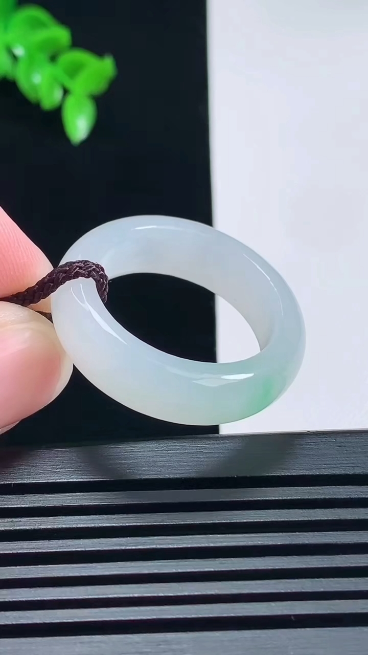 天然A货翡翠玉指环 戒指，尺寸21.8-7.8-4.5 重量:8.55g2026年6月26日
工厂直销收藏佳品,种好水足，色泽均匀，有种有色，上手高大气！