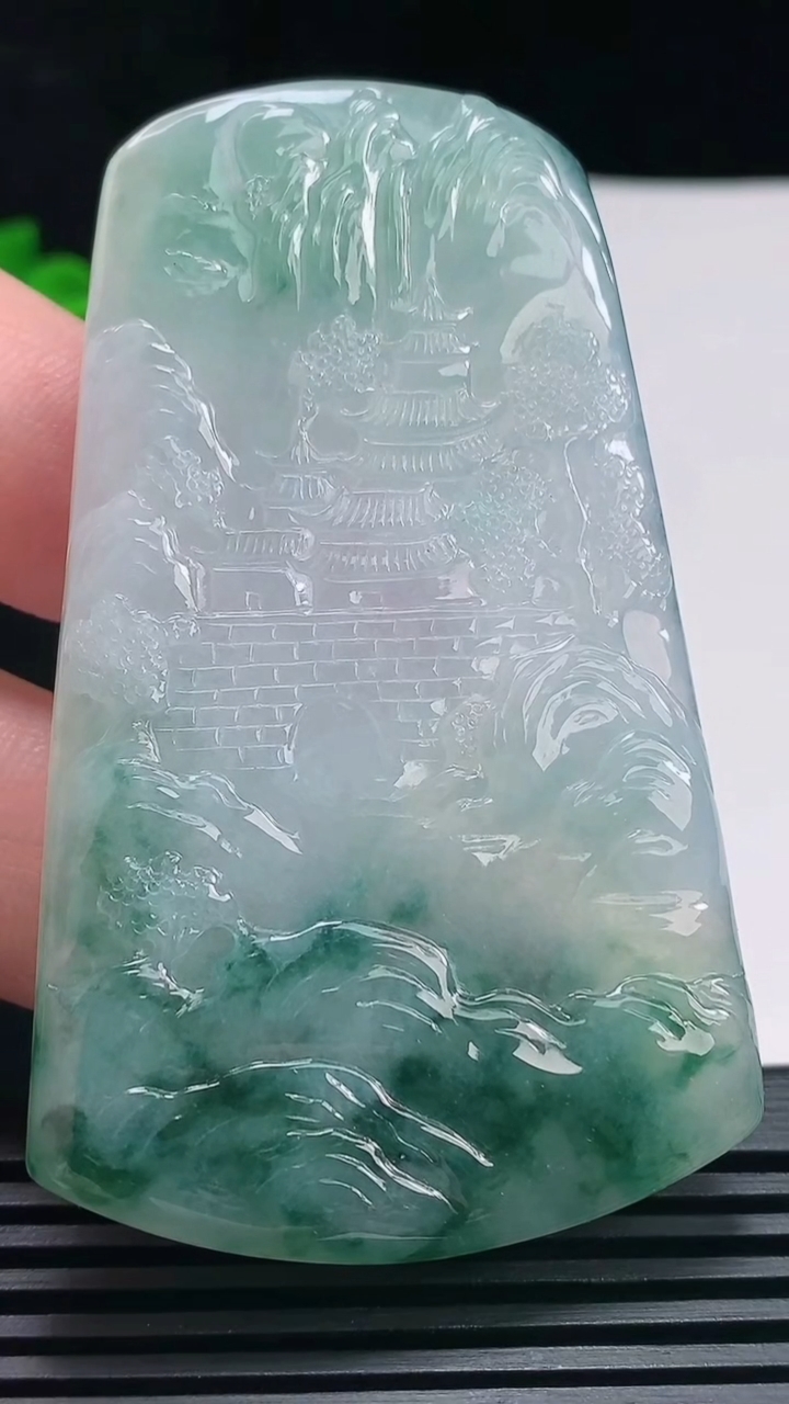 天然A货翡翠种飘花山水牌吊坠，尺寸71-43.6-5.5 重量:42.16g
6月26日