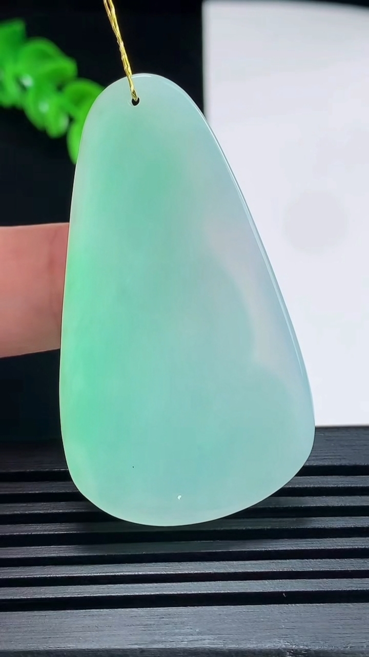 天然A货翡翠观音菩萨吊坠，尺寸51-29-7 重量:16.13g
6月26日