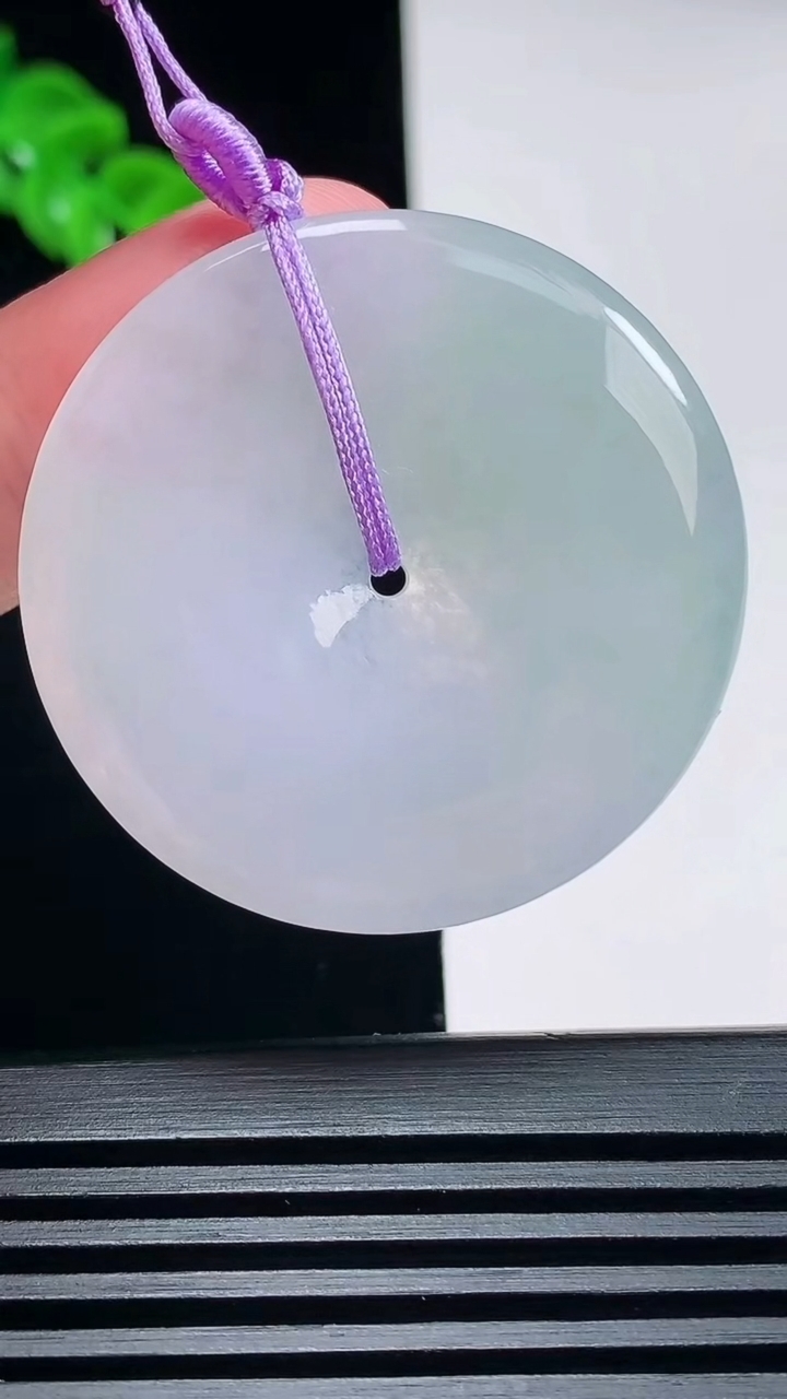 天然A货翡翠春带彩 紫罗兰平安扣吊坠，尺寸38-5 重量:15.50g
6月26日