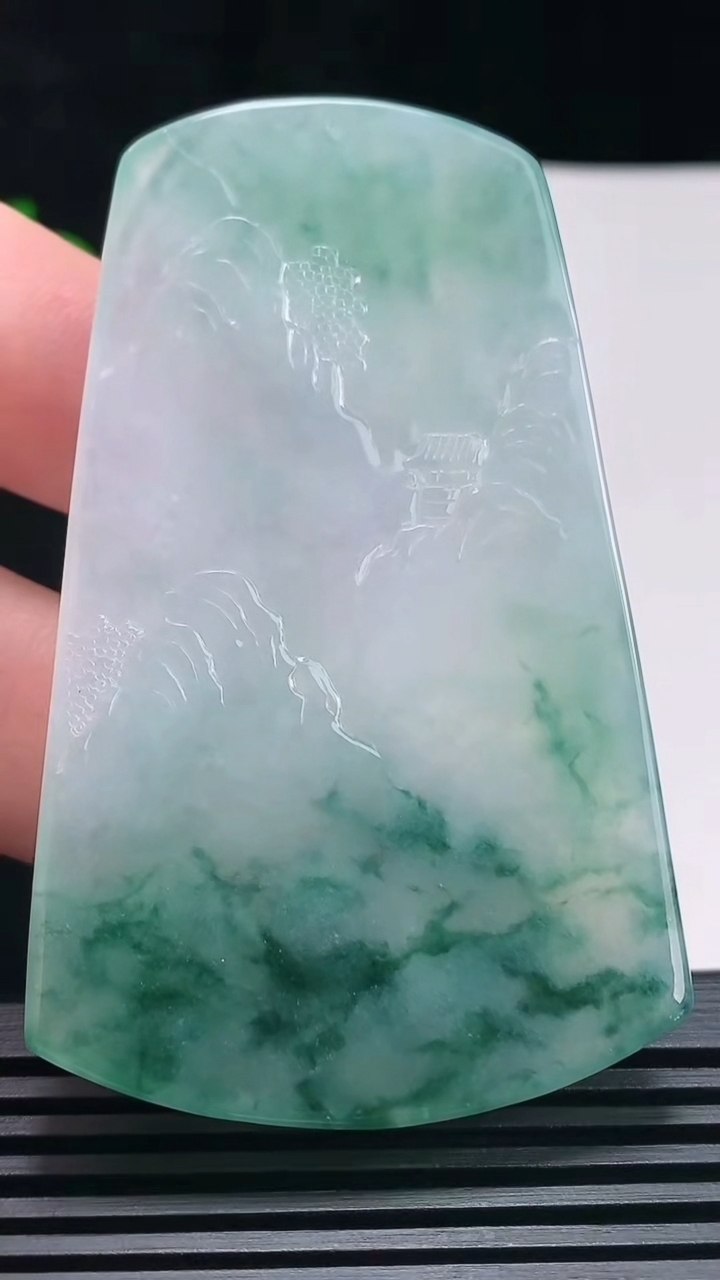 天然A货翡翠种飘花山水牌吊坠，尺寸71-43.6-5.5 重量:42.16g
6月26日