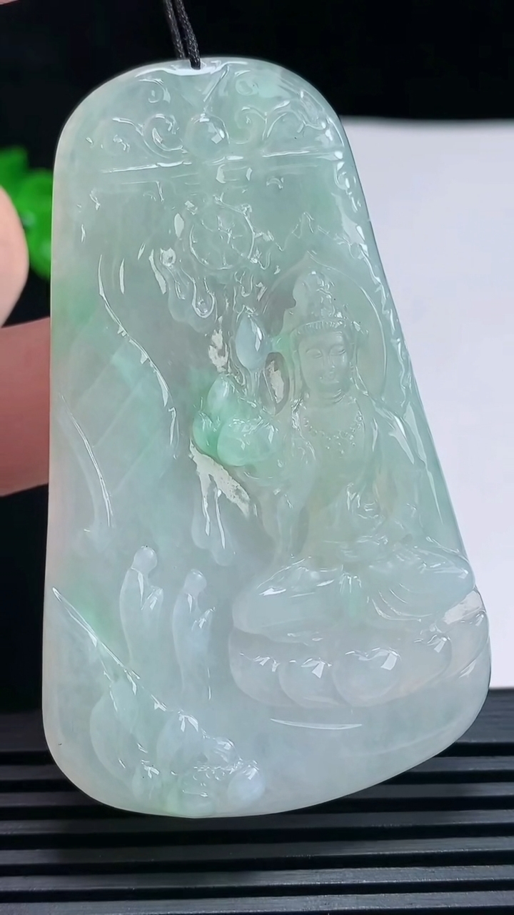 天然A货翡翠大势至菩萨吊坠，尺寸68.5-41.8-5.5 重量:33.89g
6月26日