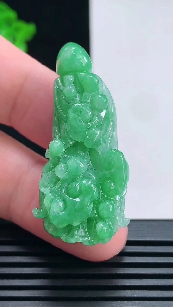 天然A货翡翠白菜吊坠，尺寸44-20-12 重量:16.18g
6月26日
