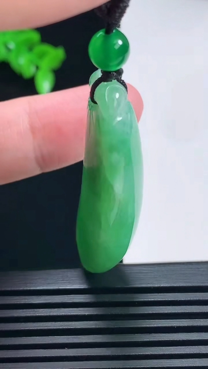 天然A货翡翠福瓜吊坠，尺寸45-18-10.6 重量:16.05g
6月26日