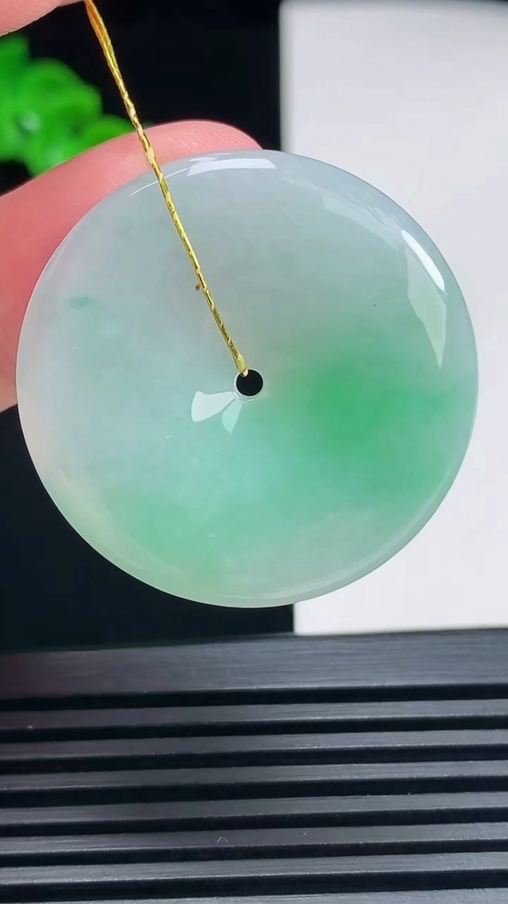 天然A货翡翠平安扣吊坠，尺寸33-5 重量:12.53g
6月26日
