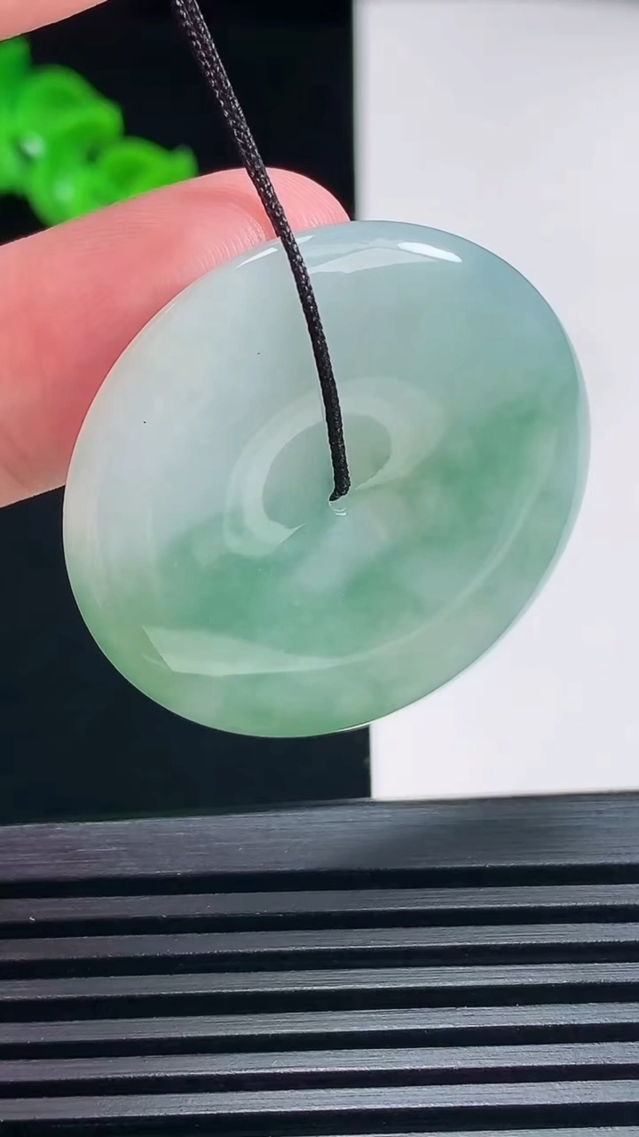 天然A货翡翠飘花平安扣吊坠，尺寸34.5-5.2 重量:14.33g
6月26日