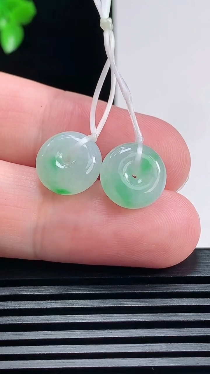 天然A货翡翠平安扣吊坠一对，尺寸11.5-5 重量:2.91g
6月26日