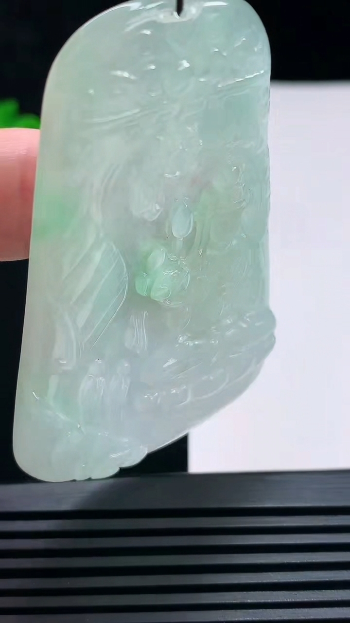 天然A货翡翠大势至菩萨吊坠，尺寸68.5-41.8-5.5 重量:33.89g
6月26日