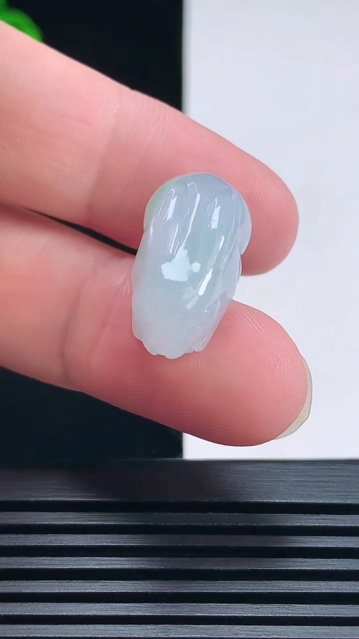 天然A货翡翠生肖兔吊坠，尺寸25-12-13 重量:6.60g
6月27日