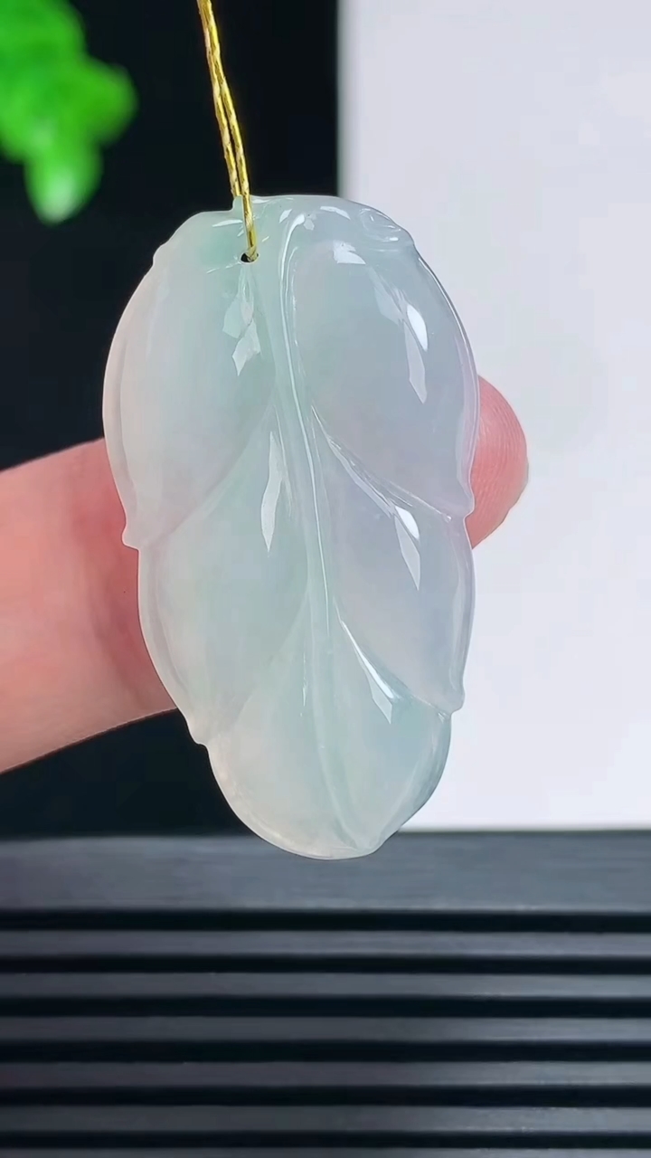 天然A货翡翠金枝玉叶 叶子吊坠，尺寸33.5-19-4.2 重量:5.22g
6月27日