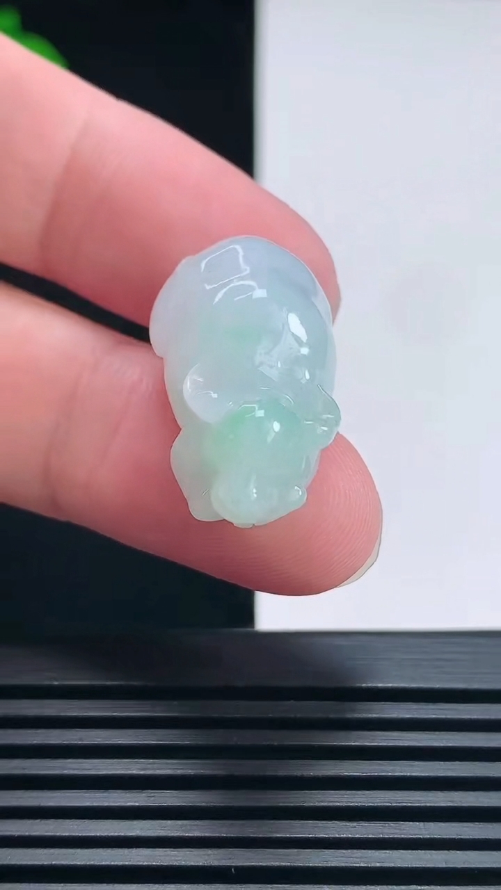 天然A货翡翠生肖牛吊坠，尺寸25.8-13.8-14 重量:8.78g
6月27日