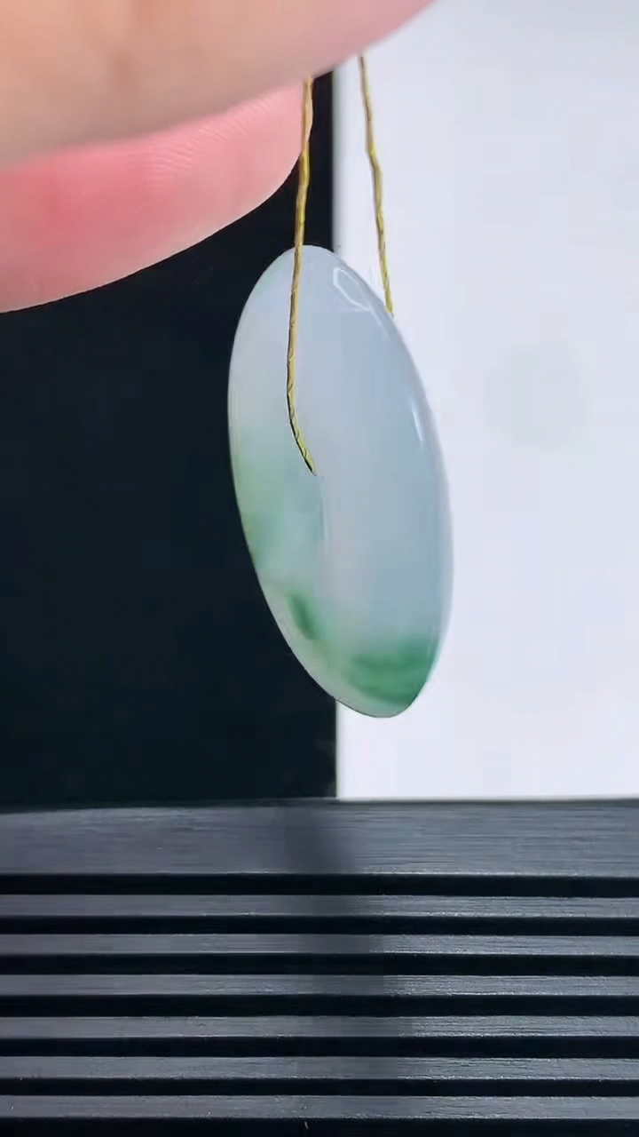 天然A货翡翠冰种飘花平安扣吊坠，尺寸29-5.8 重量:10.07g
6月27日