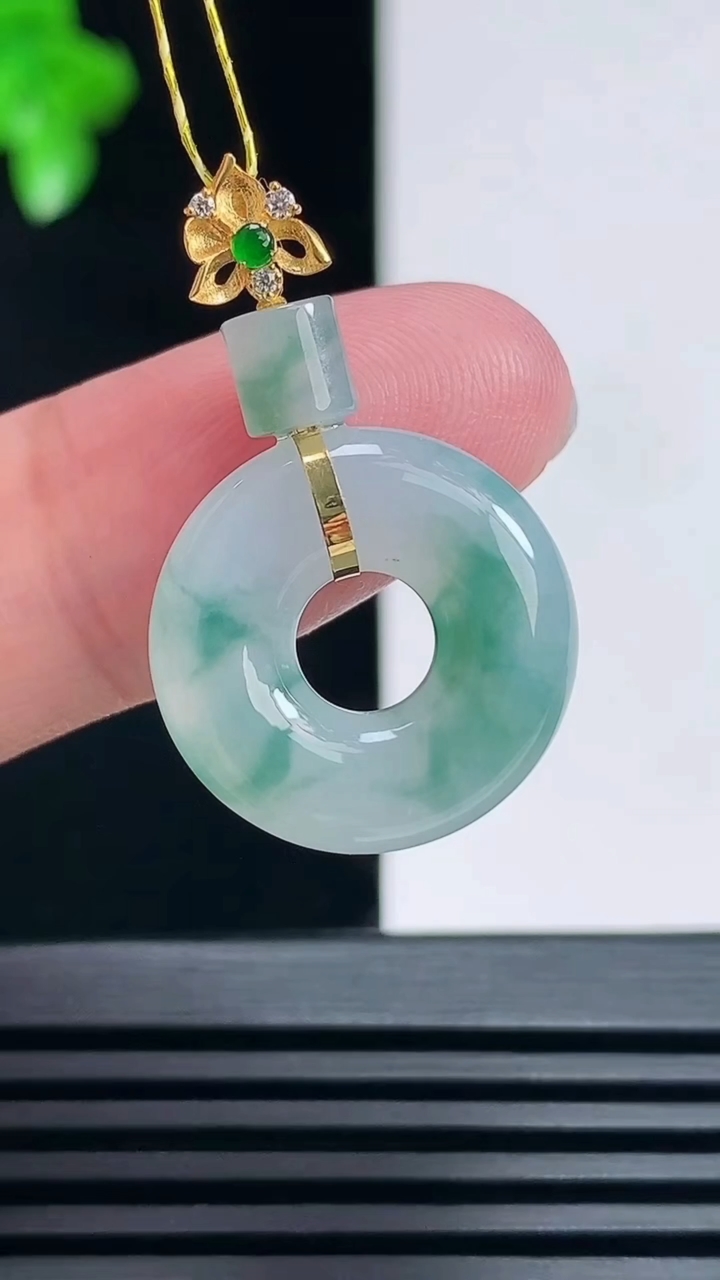 天然A货翡翠18k金飘花平安环吊坠，尺寸30-18.2-5 重量:3.67g
6月27日