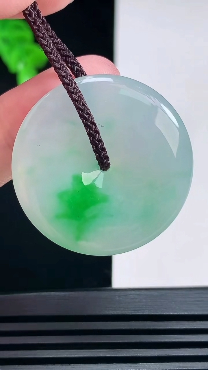 天然A货翡翠平安扣吊坠，尺寸33-5 重量:12.35g
6月27日