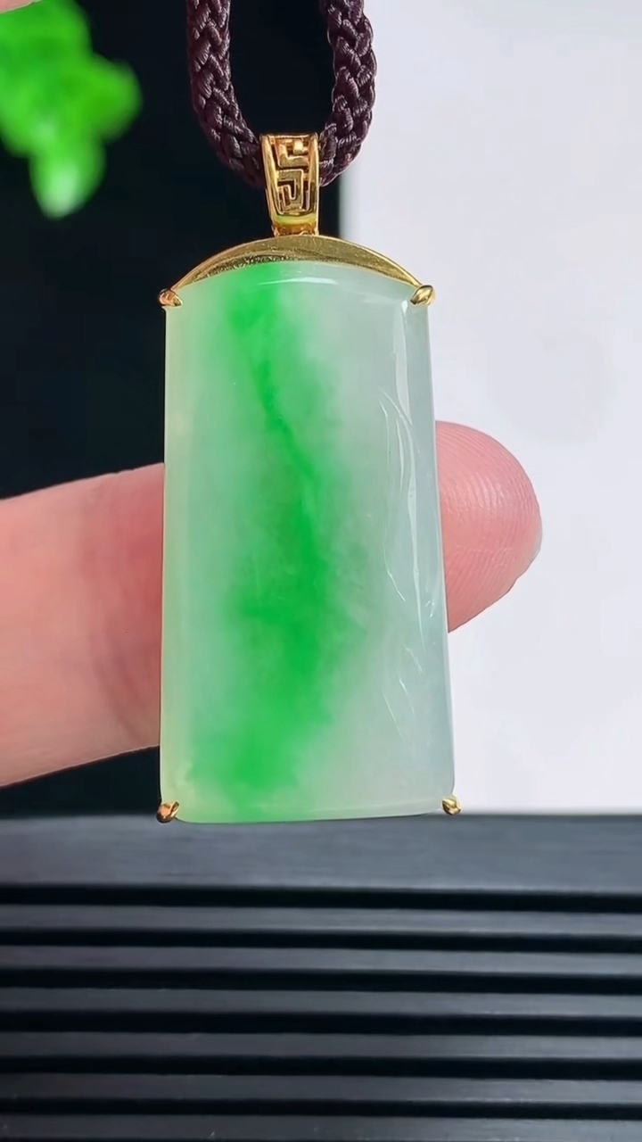 天然A货翡翠节节高升 竹节吊坠，尺寸35-15.5-4.2 裸石28-15 重量:4.79g
6月2