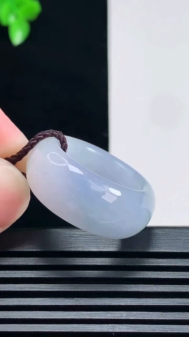 天然A货翡翠紫罗兰素面玉扳指 戒指，尺寸18.5-10.5-5 重量:10.30g2026年6月27日
工厂直销收藏佳品,种好水足，色泽均匀，有种有色，上手高大气！