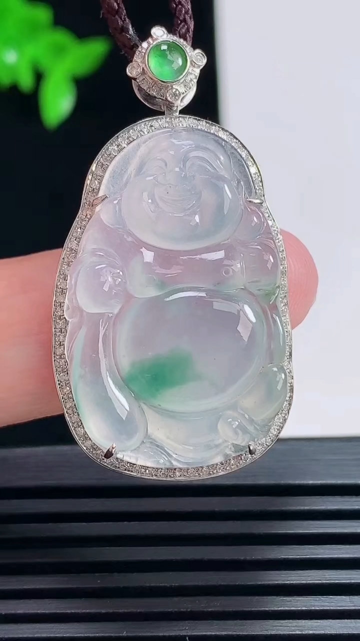 天然A货翡翠种飘花布袋佛吊坠，尺寸40.5-22-8，裸石30-19 重量:6.51g
6月27日