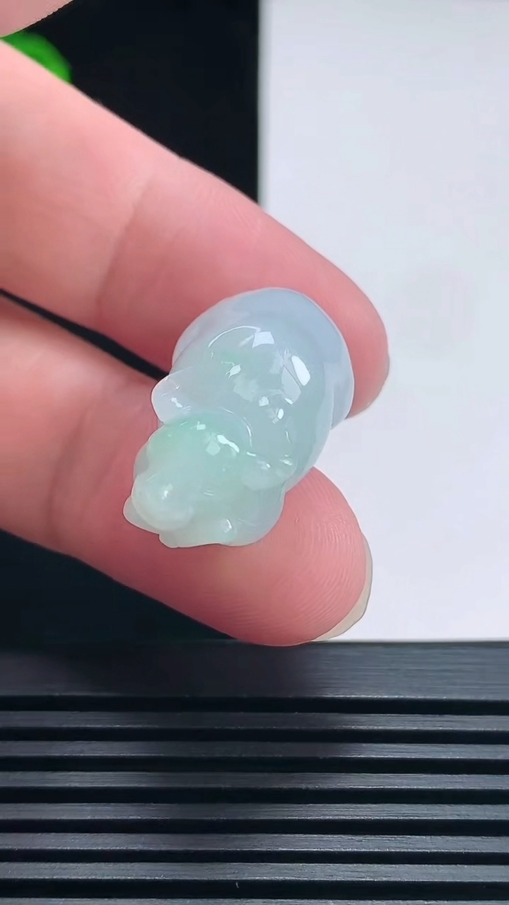 天然A货翡翠生肖牛吊坠，尺寸25.8-13.8-14 重量:8.78g
6月27日
