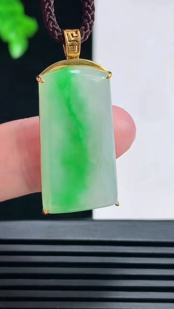 天然A货翡翠节节高升 竹节吊坠，尺寸35-15.5-4.2 裸石28-15 重量:4.79g
6月27日