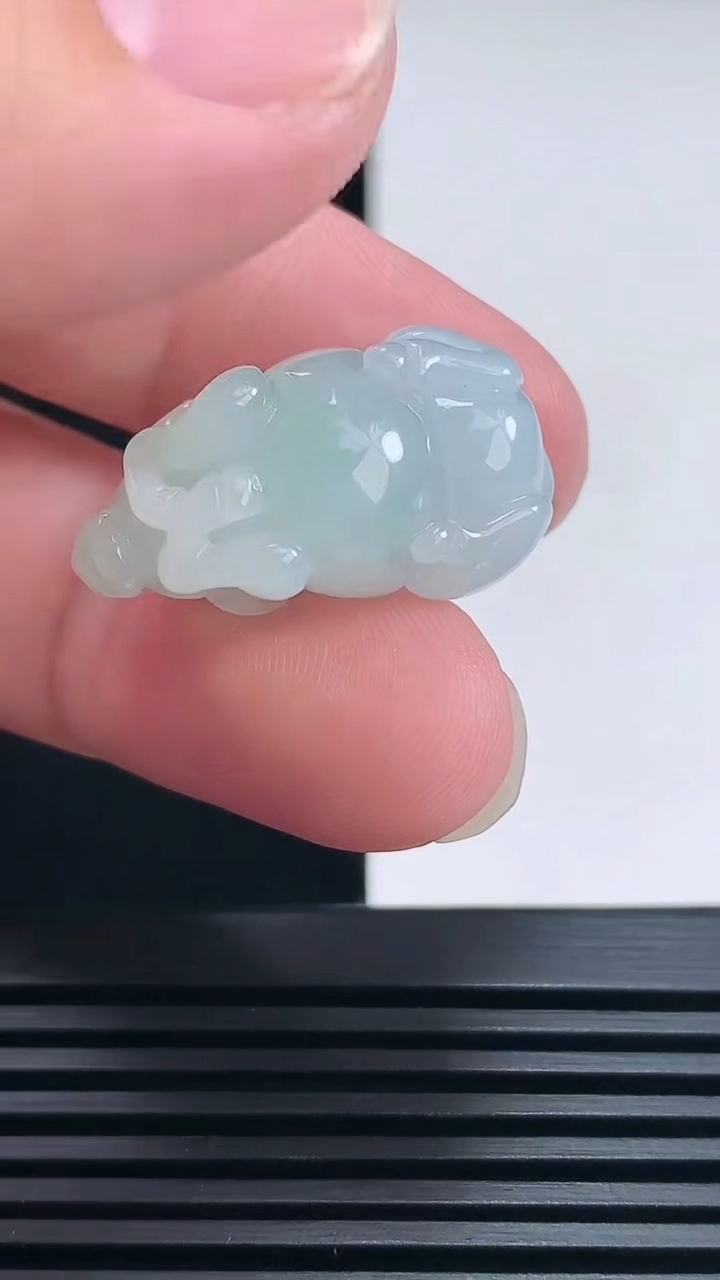天然A货翡翠生肖牛吊坠，尺寸25.8-13.8-14 重量:8.78g
6月27日