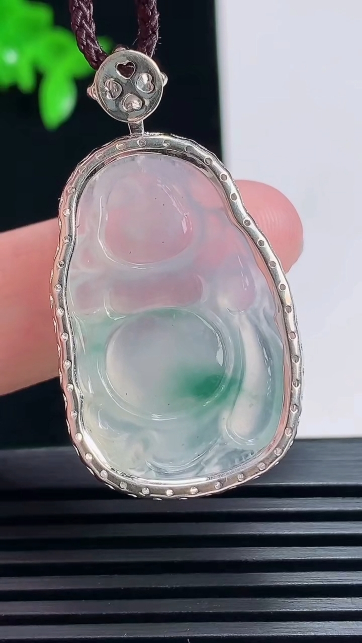 天然A货翡翠种飘花布袋佛吊坠，尺寸40.5-22-8，裸石30-19 重量:6.51g
6月27日