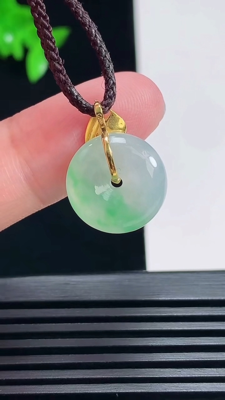 天然A货翡翠平安扣吊坠，尺寸15-5.2 重量:2.63g
6月27日