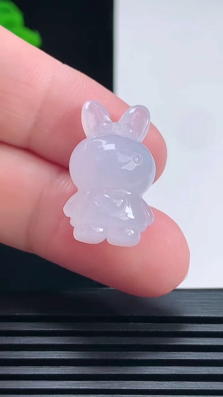 天然A货翡翠紫罗兰生肖兔吊坠，尺寸24.6-14.5-11 重量:5.77g
6月27日