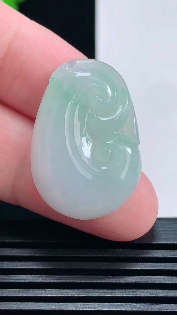 天然A货翡翠如意吊坠，尺寸30-20.5-5.5 重量:8.92g
6月27日