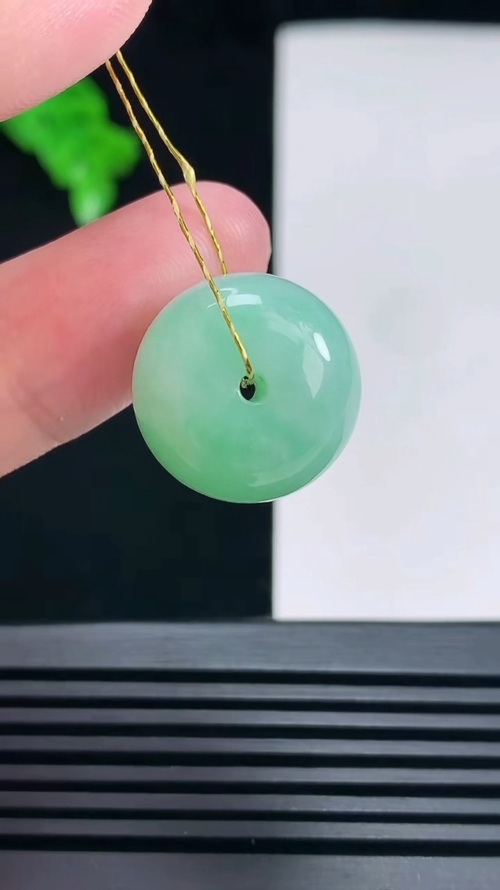 天然A货翡翠路路通吊坠，尺寸18-13 重量:8.25g
6月27日