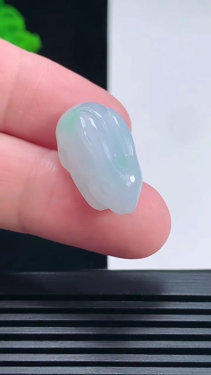 天然A货翡翠生肖兔吊坠，尺寸25-12-13 重量:6.60g
6月27日