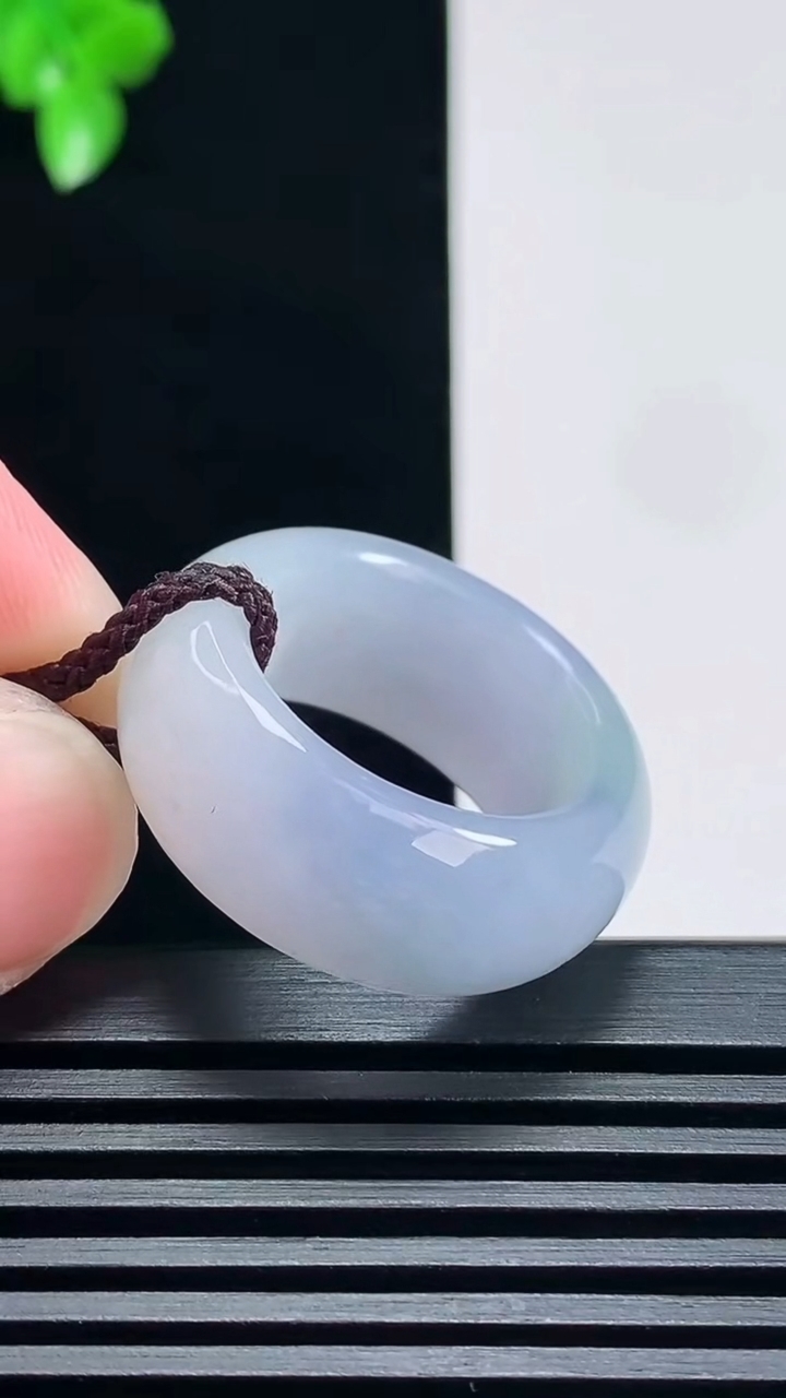 天然A货翡翠紫罗兰素面玉扳指 戒指，尺寸18.5-10.5-5 重量:10.30g2026年6月27日
工厂直销收藏佳品,种好水足，色泽均匀，有种有色，上手高大气！