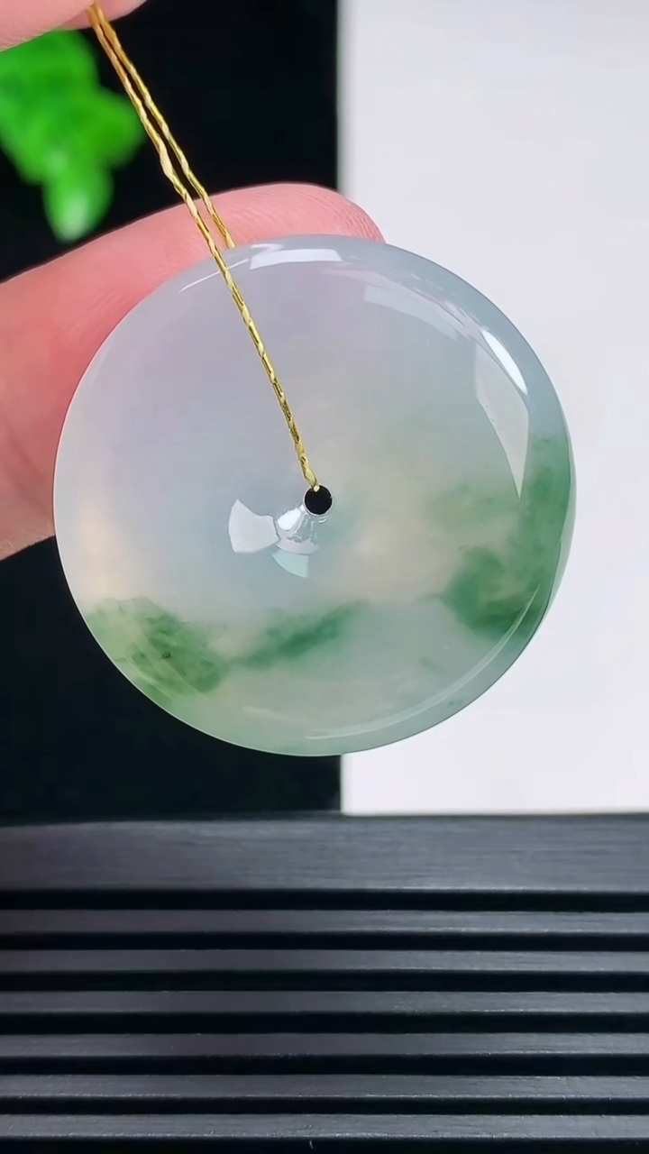 天然A货翡翠冰种飘花平安扣吊坠，尺寸29-5.8 重量:10.07g
6月27日