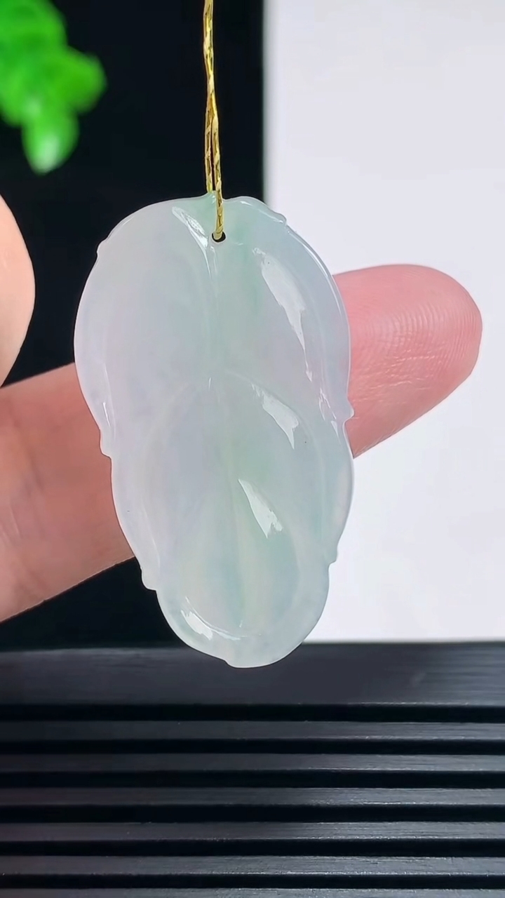 天然A货翡翠金枝玉叶 叶子吊坠，尺寸33.5-19-4.2 重量:5.22g
6月27日