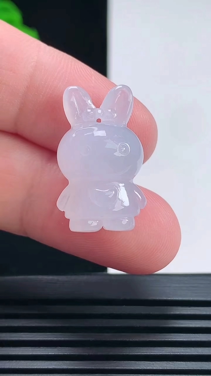天然A货翡翠紫罗兰生肖兔吊坠，尺寸24.6-14.5-11 重量:5.77g
6月27日