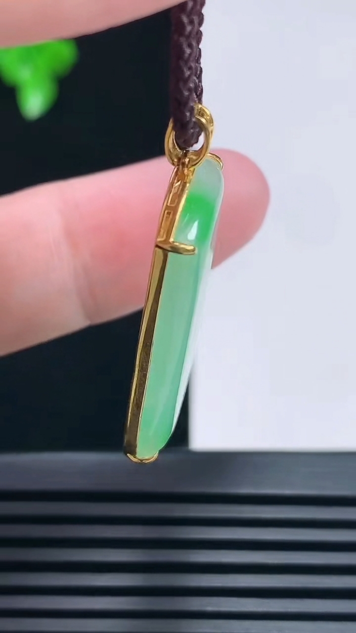 天然A货翡翠节节高升 竹节吊坠，尺寸35-15.5-4.2 裸石28-15 重量:4.79g
6月27日