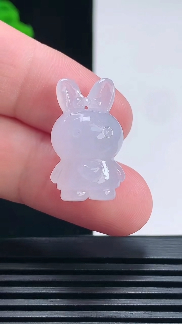天然A货翡翠紫罗兰生肖兔吊坠，尺寸24.6-14.5-11 重量:5.77g
6月27日